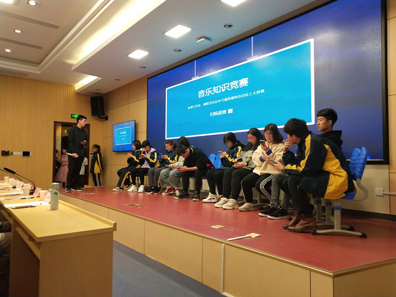 学生在进行音乐知识抢答_副本.jpg 学生在进行音乐知识抢答_副本.jpg