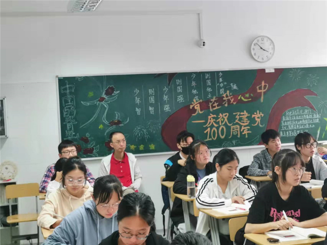 1-《习近平新时代中国特色社会主义思想学生读本》课堂2.jpg