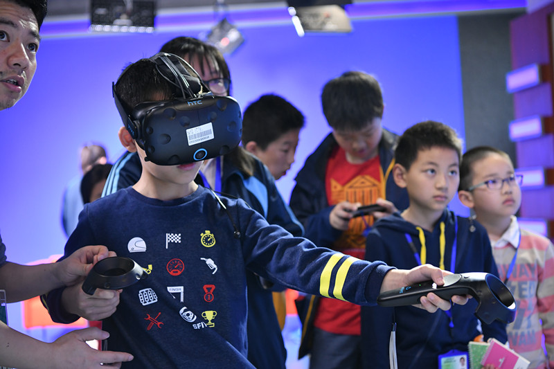 2018年学生职业体验日我校课程化设计，带领学生探秘“VR”世界_副本.jpg
