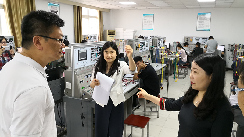 参观安徽新闻出版职业技术学校1_副本.jpg 参观安徽新闻出版职业技术学校1_副本.jpg