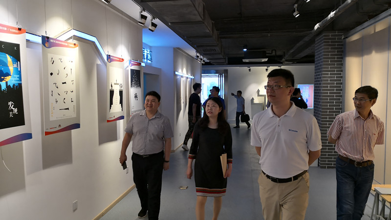 参观安徽新闻出版职业技术学校2_副本.jpg 参观安徽新闻出版职业技术学校2_副本.jpg