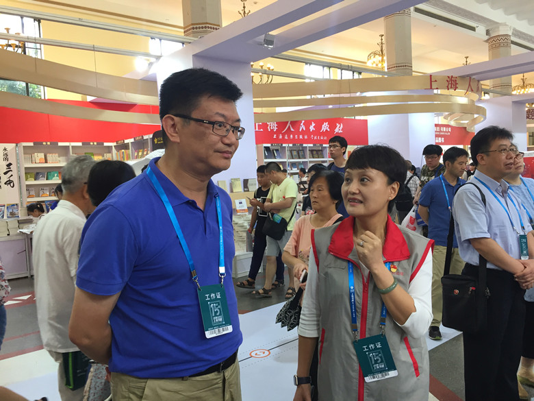 图1.黄彬校长与企业负责人交流学生书展实践情况_副本.jpg 图1.黄彬校长与企业负责人交流学生书展实践情况_副本.jpg