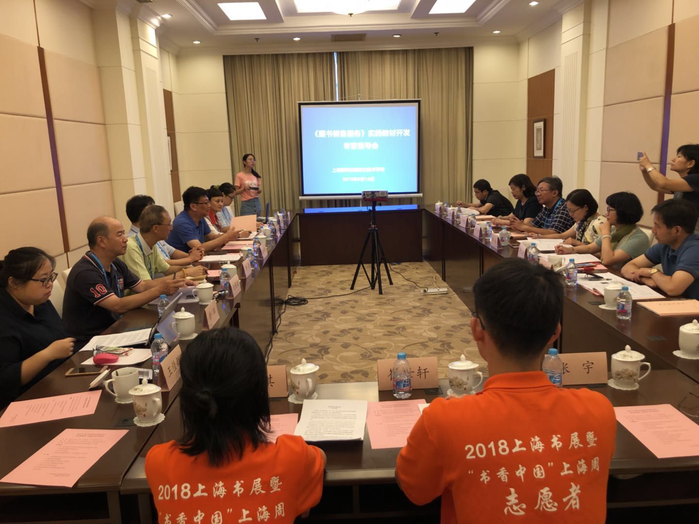 图15实践教学课堂教材开发专家指导会议全景.jpg 图15实践教学课堂教材开发专家指导会议全景.jpg