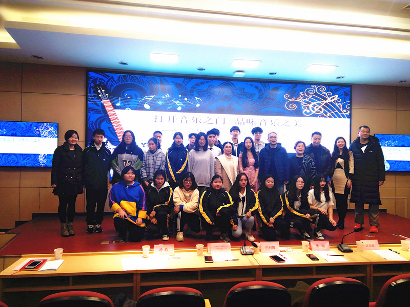 参与展示的同学与老师合影留念_副本.jpg 参与展示的同学与老师合影留念_副本.jpg
