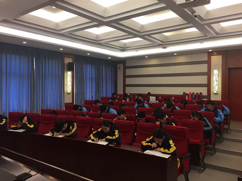 6 选手认真答题_副本.jpg