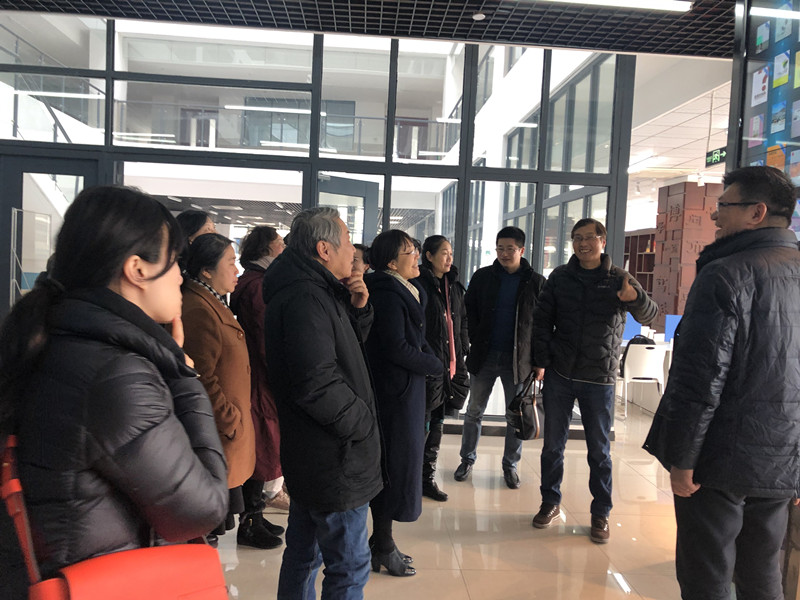 参观图书馆_副本.jpg 参观图书馆_副本.jpg