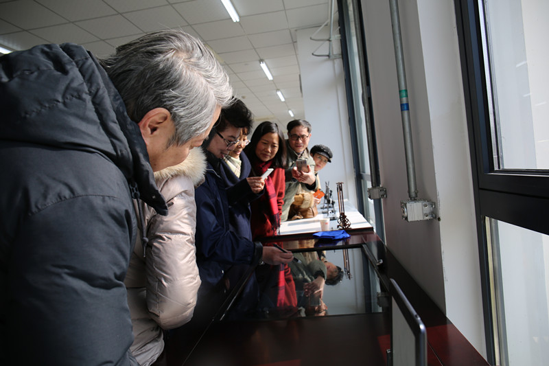 在图书馆体验区2_副本.jpg 在图书馆体验区2_副本.jpg