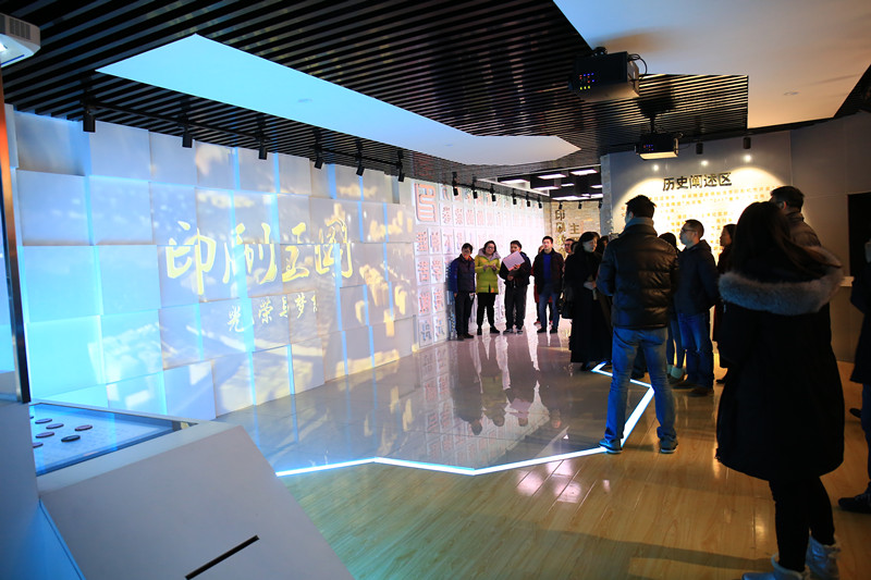 参观印刷教育展示主题馆1_副本.jpg 参观印刷教育展示主题馆1_副本.jpg