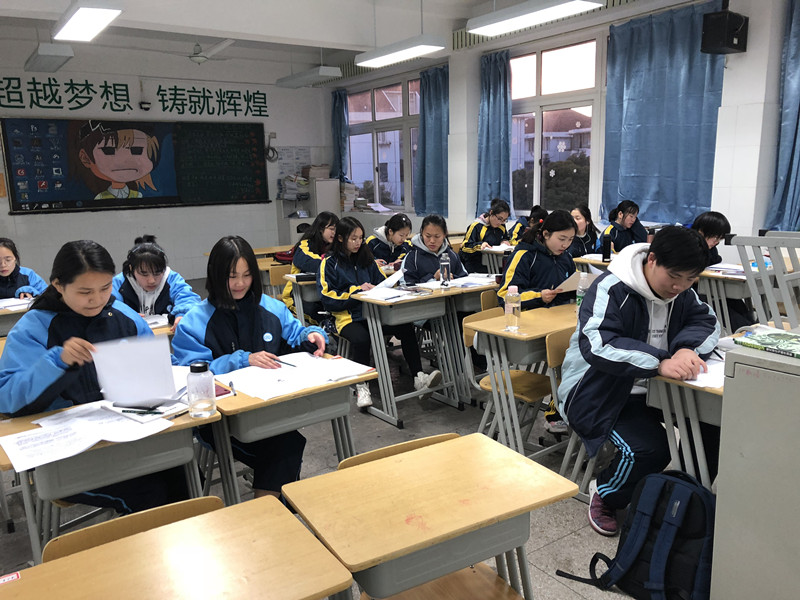 同学们在认真学习_副本.jpg 同学们在认真学习_副本.jpg