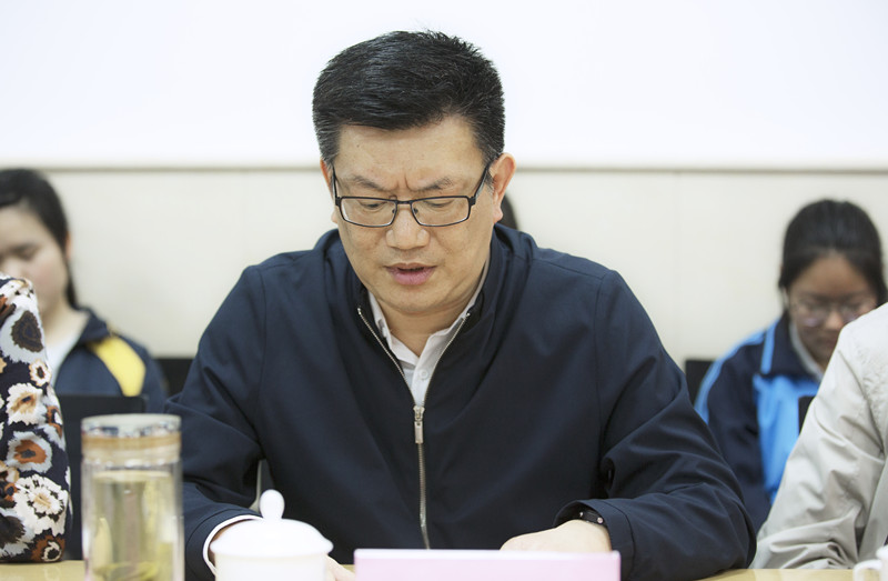 黄校长1_副本.jpg 黄校长1_副本.jpg