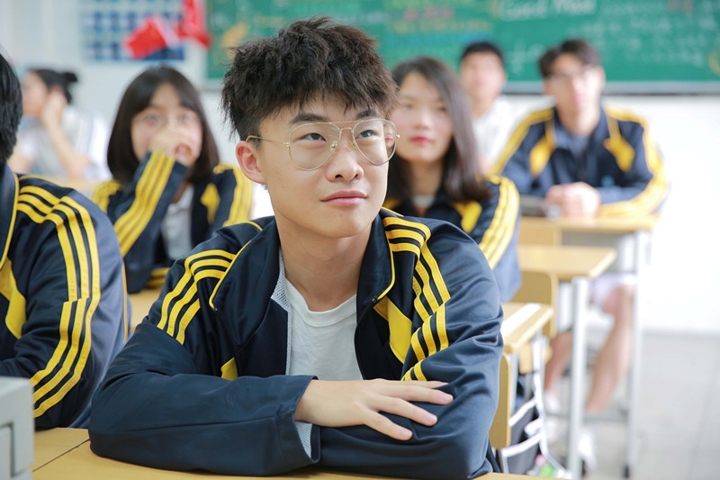 同学们听黄彬讲课_副本.jpg