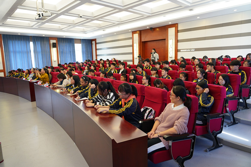 同学们听钟勇讲课_副本.jpg
