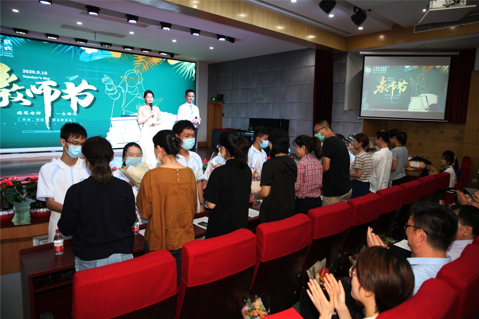 学生代表向教师代表献花_副本.jpg