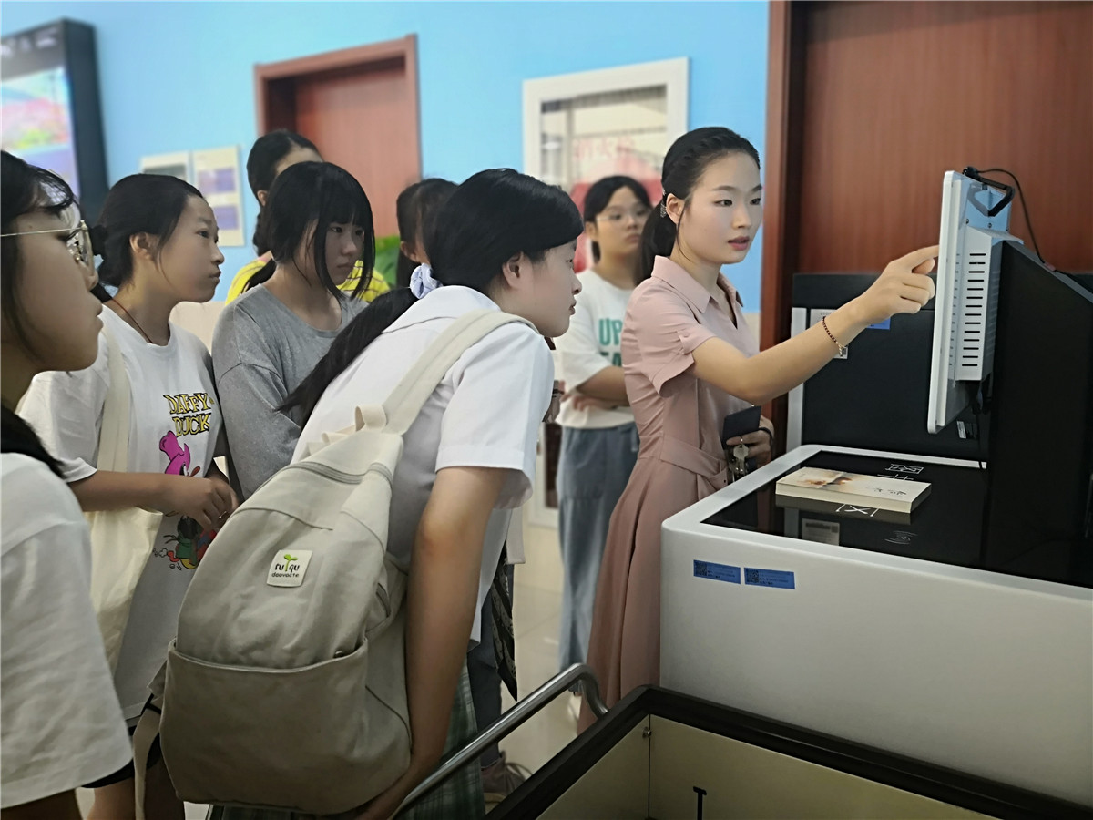 5-参观学习-图书馆1.jpg