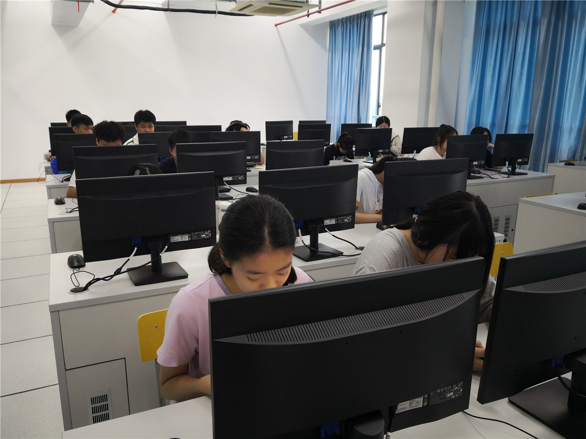 8-参观学习-计算机实训室.jpg
