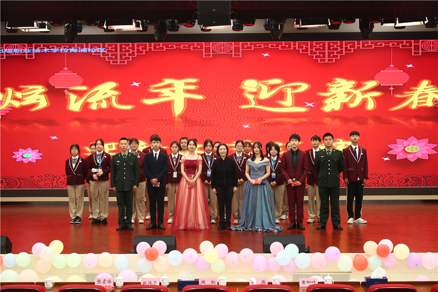 24-工作人员合影.jpg 24-工作人员合影.jpg