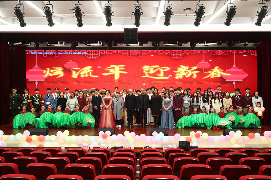 23-领导教师演员合影.jpg 23-领导教师演员合影.jpg