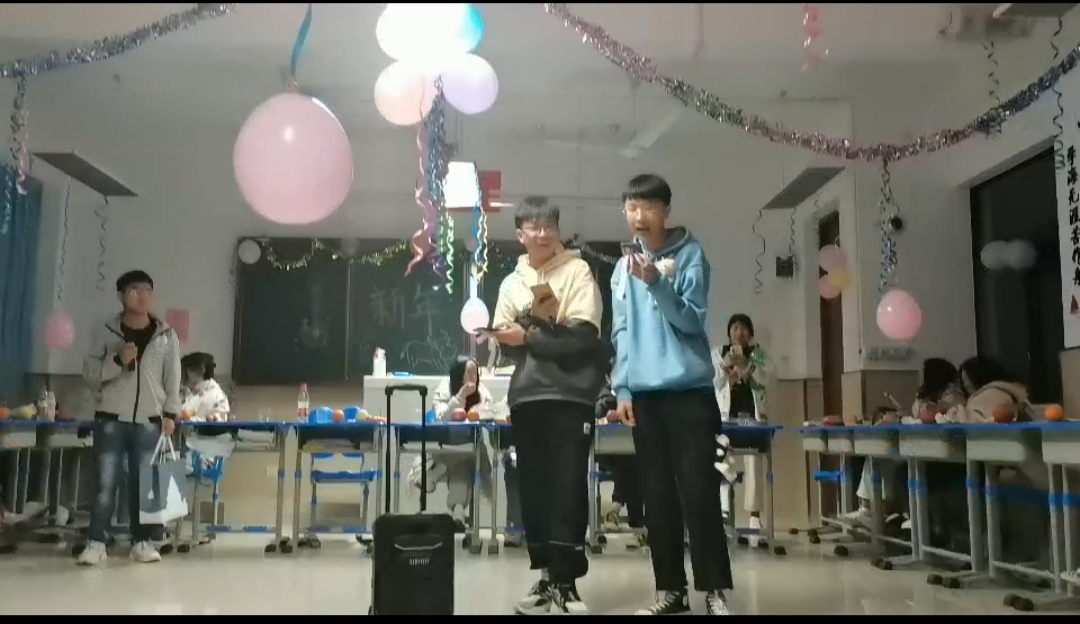 6-新年联欢1.jpg 6-新年联欢1.jpg