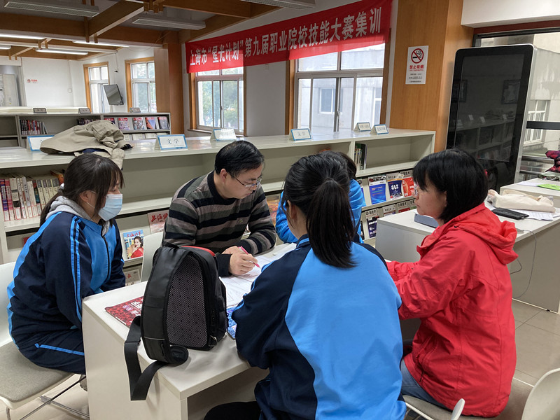 专家侯长志老师辅导学生_副本.jpg 专家侯长志老师辅导学生_副本.jpg