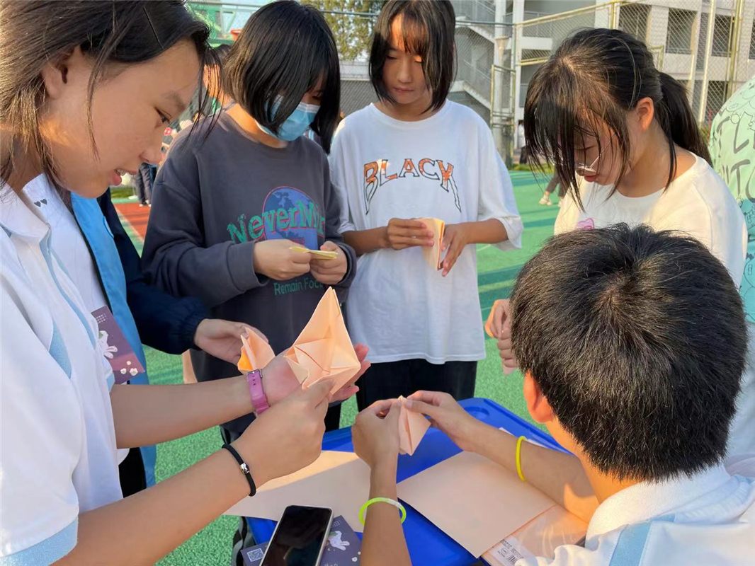 学折纸船.jpg 学折纸船.jpg