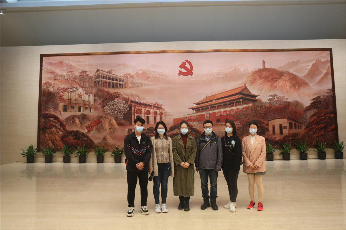 青年理论小组参观一大 (2).jpg