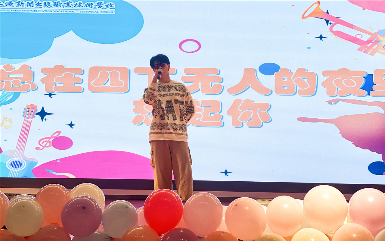男生独唱《总在四下无人的夜想起你》.jpg 男生独唱《总在四下无人的夜想起你》.jpg