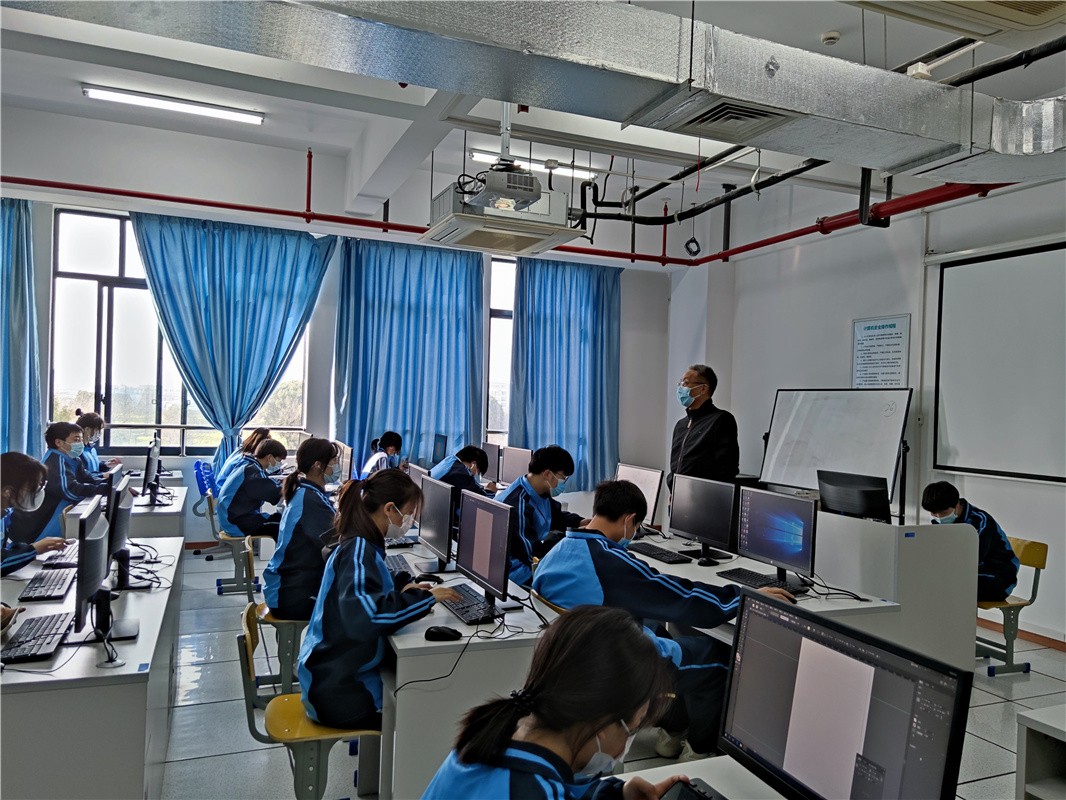 023陈校巡视学生上网课.jpg