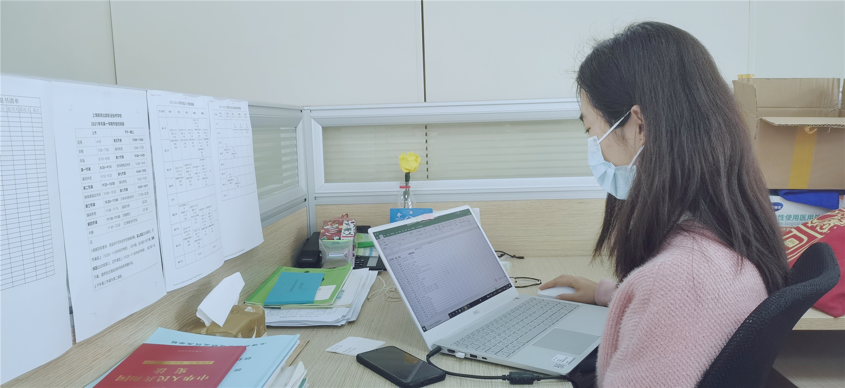 024班主任督促学生上网课.jpg 024班主任督促学生上网课.jpg