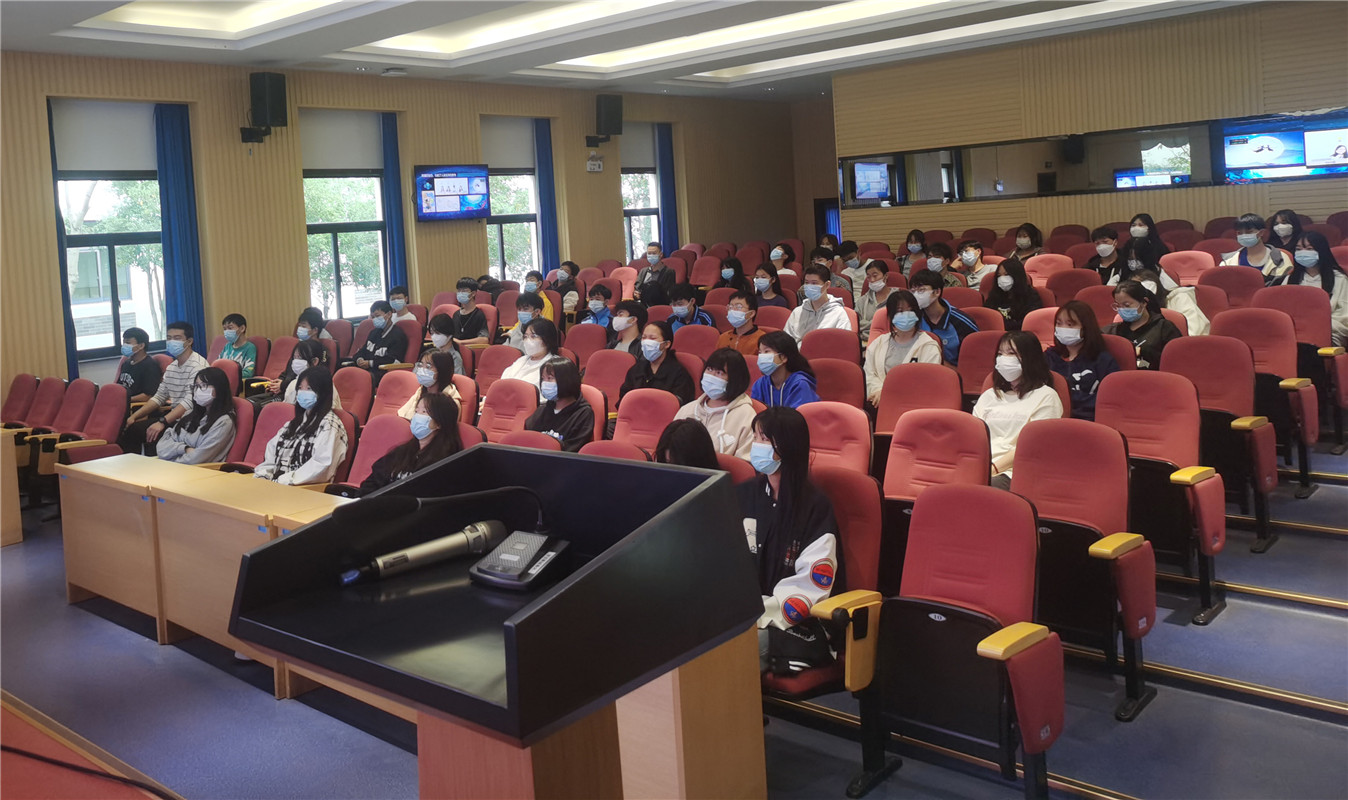 2-墨香楼一楼报告厅倾听讲座的同学们.jpg