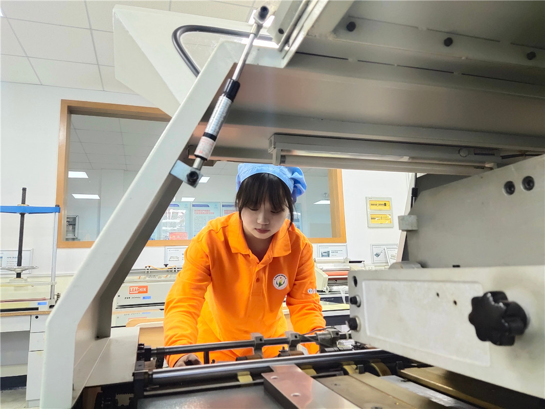 第七届全国印刷行业职业技能大赛装订工学生组一等奖王晓竟.jpg