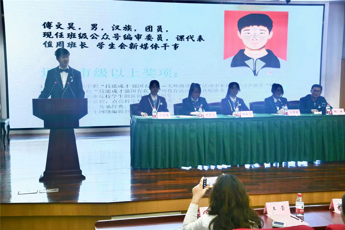 竞选人讲演.jpg 竞选人讲演.jpg