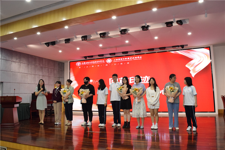 6-学生代表给班主任献花 (2).jpg