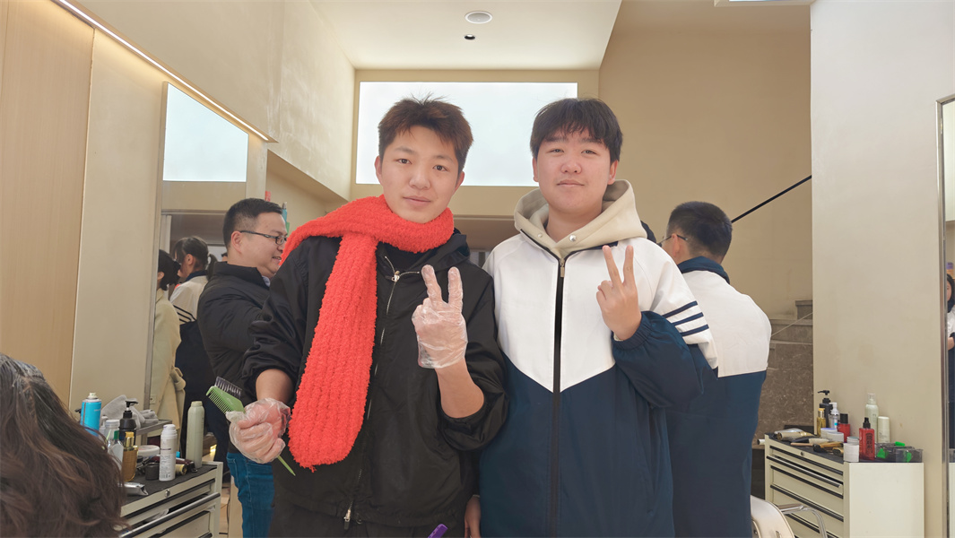 为托尼老师赠送围巾3.jpg 为托尼老师赠送围巾3.jpg
