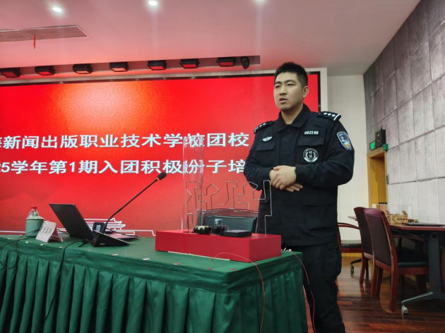 季英涛警官讲解并演示了各类排爆装备的使用方法.png