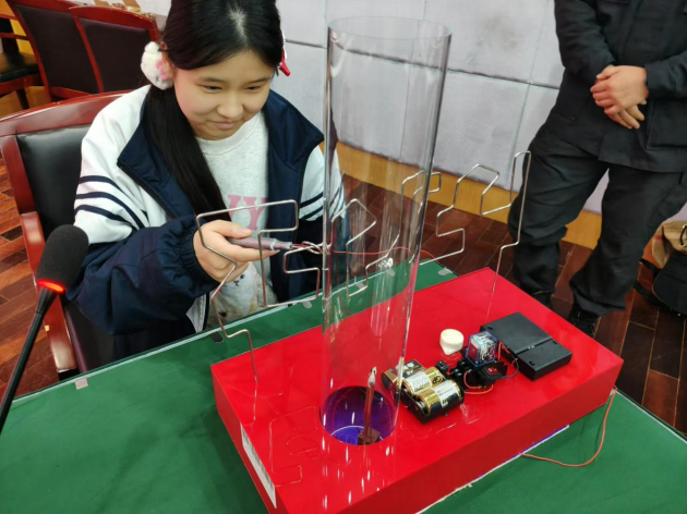 同学现场体验操作防爆设备.png