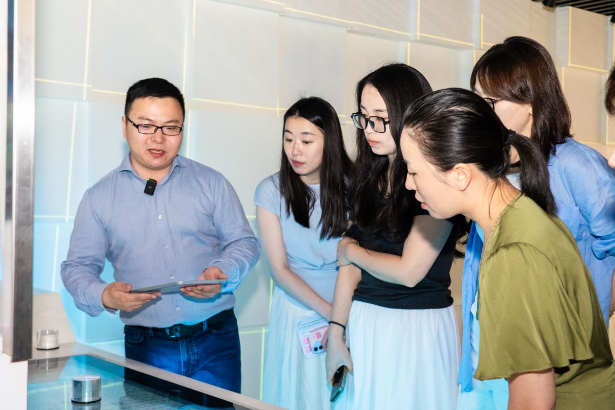 荆鲁老师进行场馆介绍.jpg