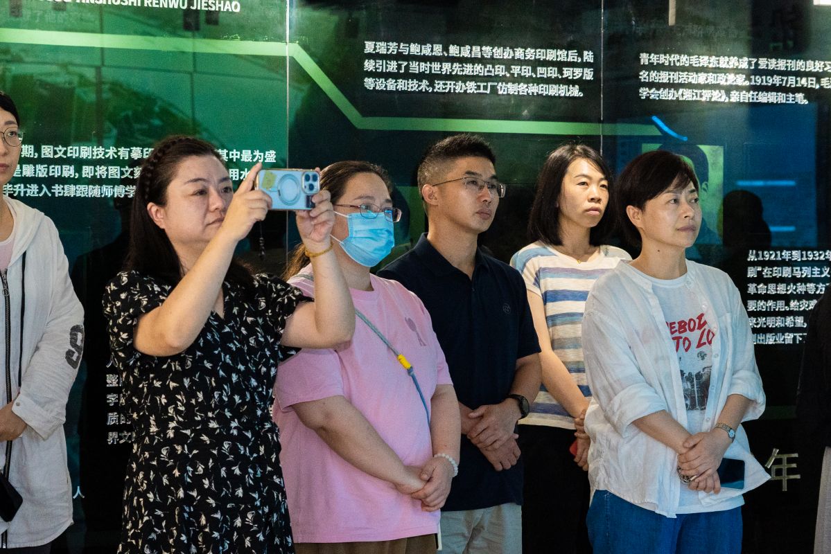 学员参观.jpg